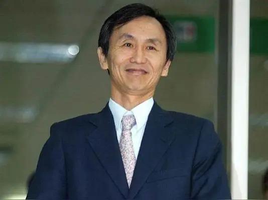 吴子嘉也出来吹捧赵少康，说赵少康是个杰出的人才，有从事多元媒体的接地气的经验，也