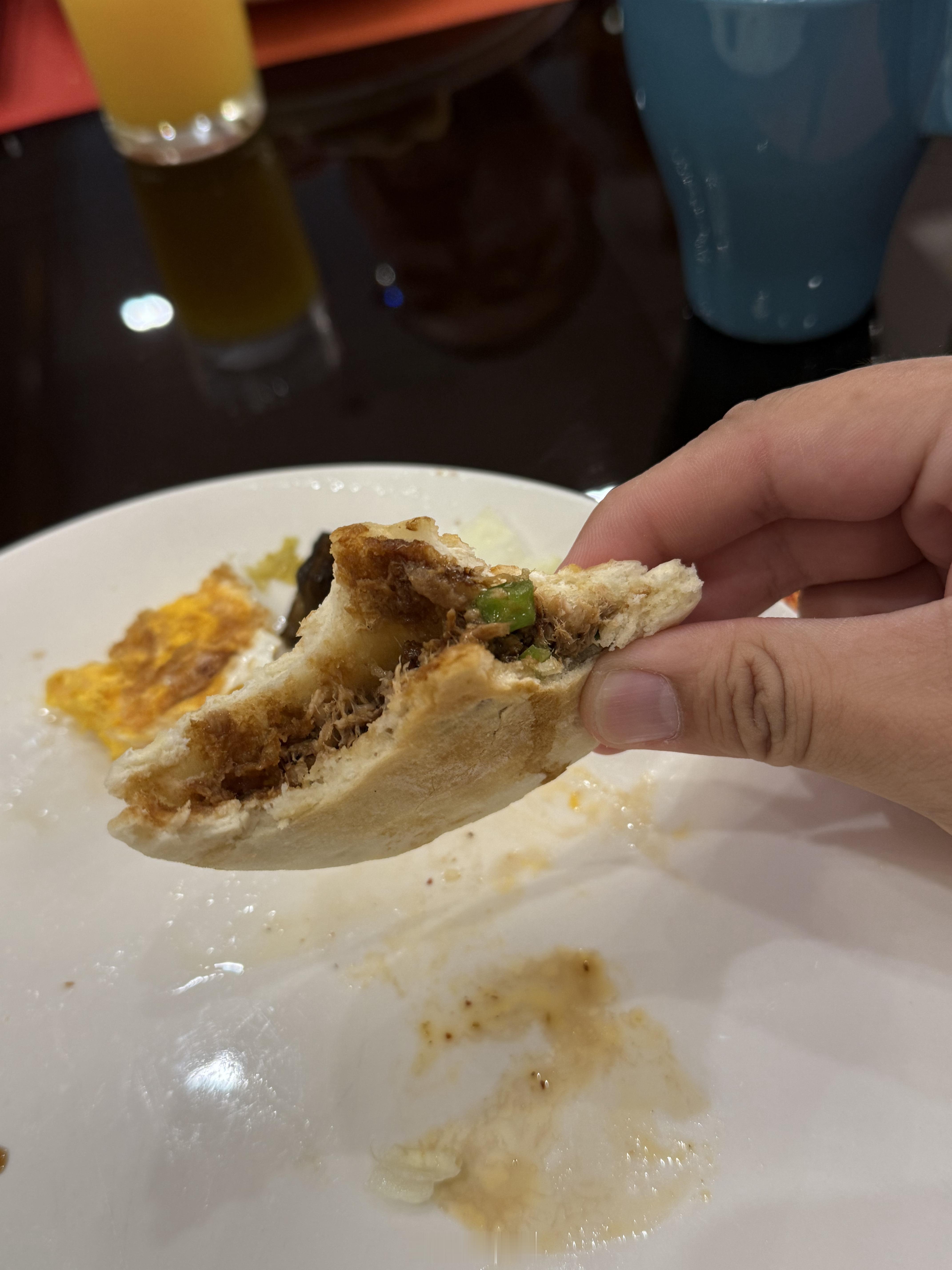 今年吃过最好吃的一个肉夹馍竟然是在……酒店早餐[允悲]  ​​​