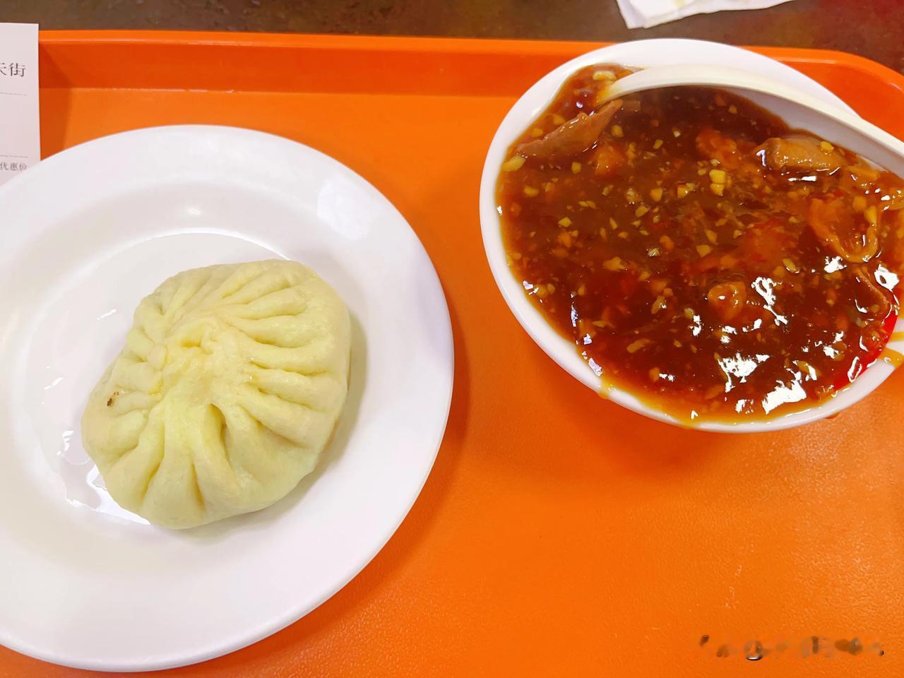 上午飞嫂说去买牛肉，头中午收拾一下，我俩就去了

外面还是挺冷的，我问菠萝我要去
