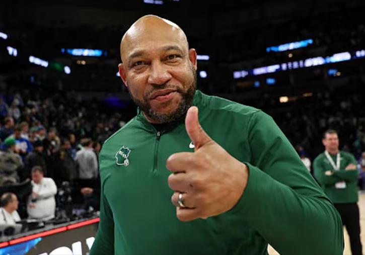 雄鹿队正式宣布，主教练里弗斯下课！执教三个赛季以来，他的总战绩为97胜103负。