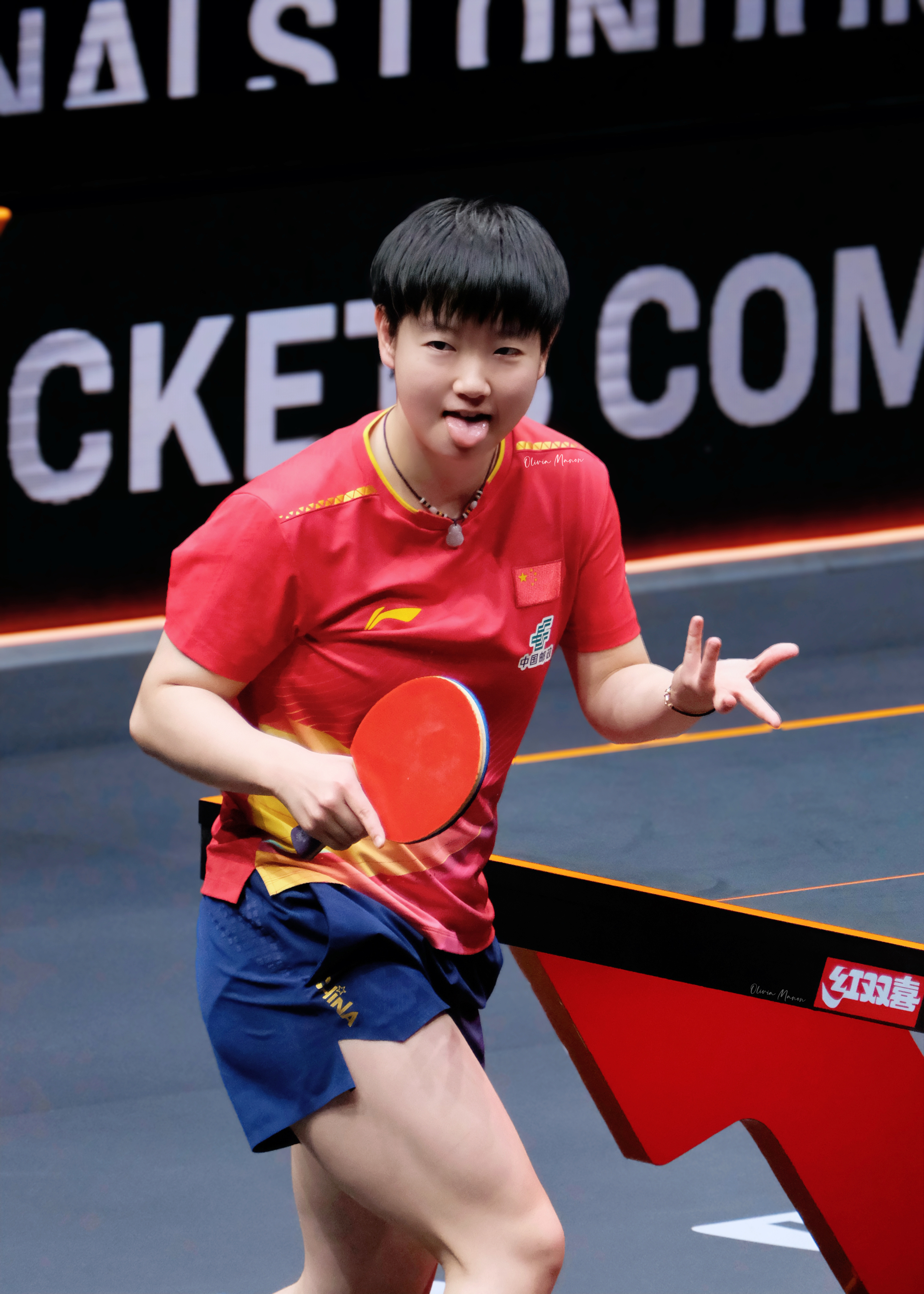 怎么这么萌的小孩 打这么凶的球啊！！！ 