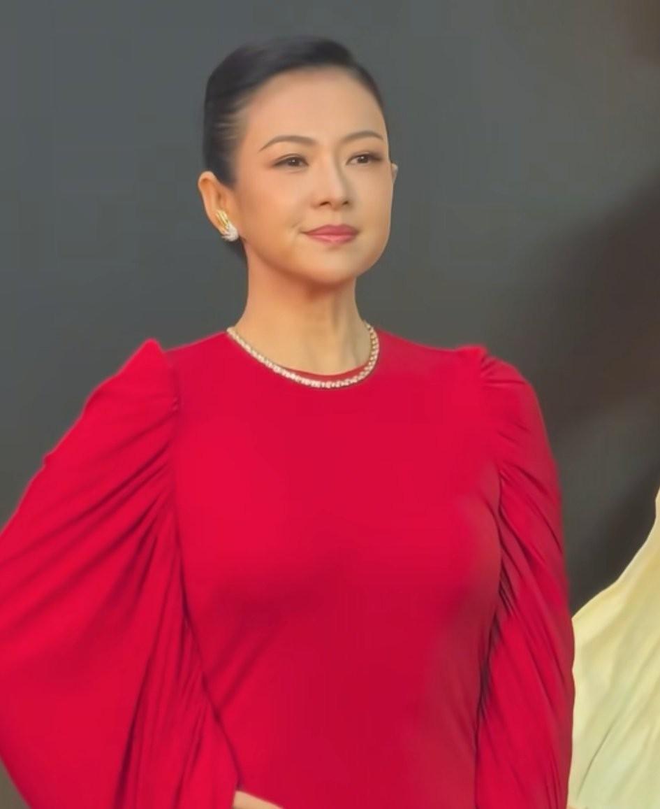 全网都在问，章子怡的脸怎么了
还能怎么了
不就是这三个原因吗？

第一，章子怡接