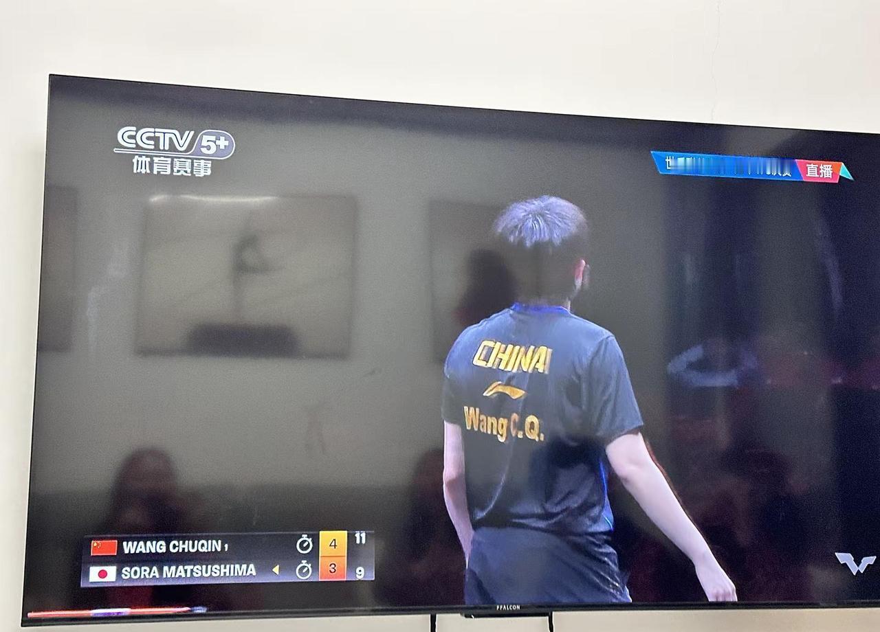 先丢两局的王楚钦
在场边擦汗时
眼神里没半分慌
WTT新加坡半决赛对上勒布伦
前