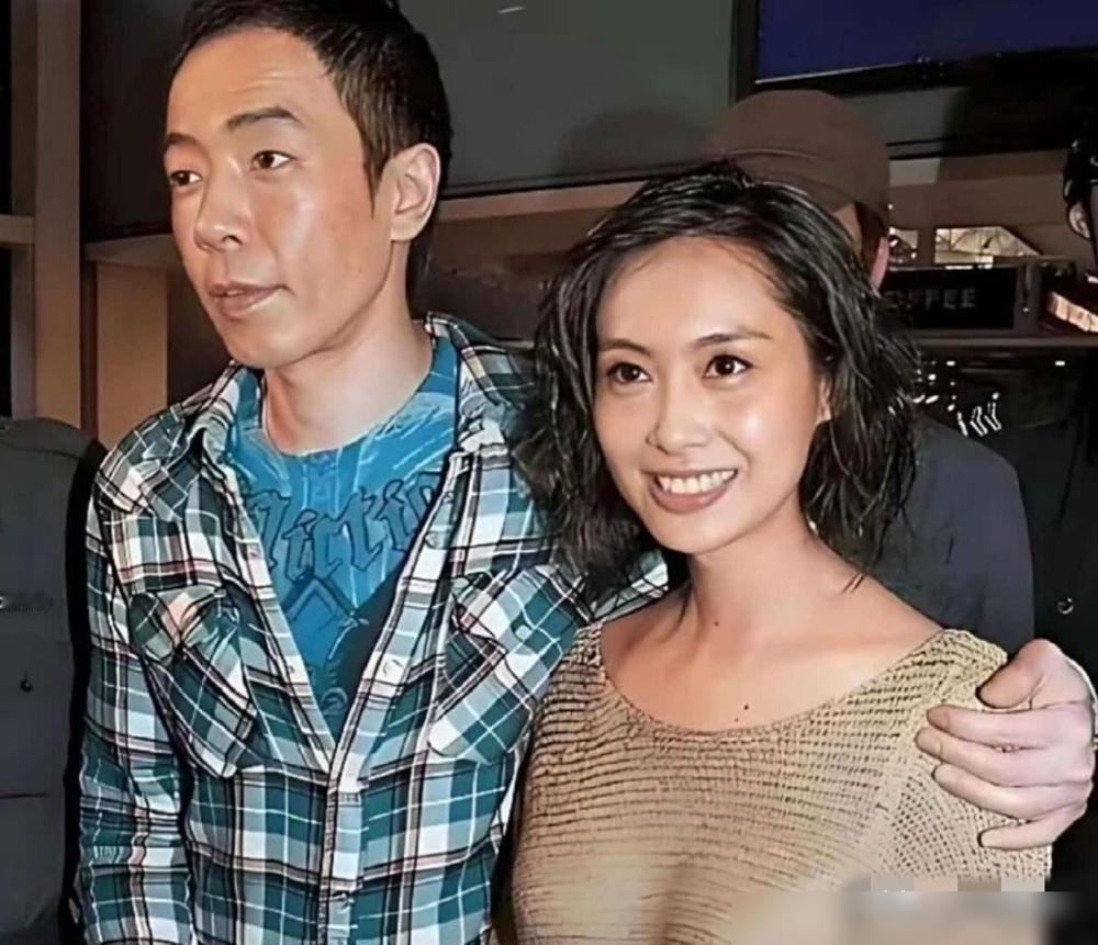 朱茵推开酒店房门，摸了摸床，还是温的。
厕所门却反锁着。
收工后满心欢喜去找一个