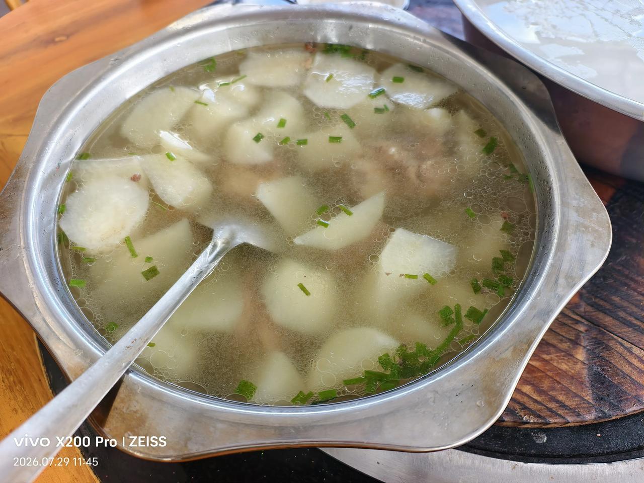 今天的中餐很丰富，荤素搭配，