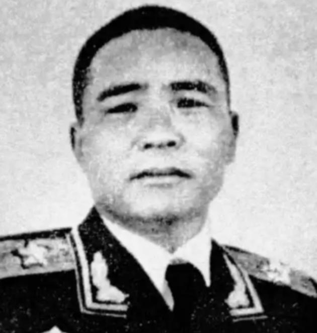 1950年，恩施军分区司令员王定烈乘车去剿匪，途中得知参谋在出发前打了电话，感觉