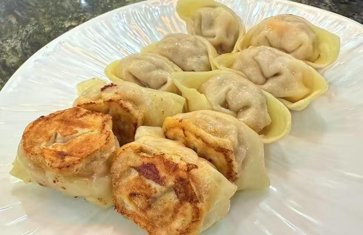 金黄酥脆的煎饺，美味可口，快来尝尝吧！😋👍