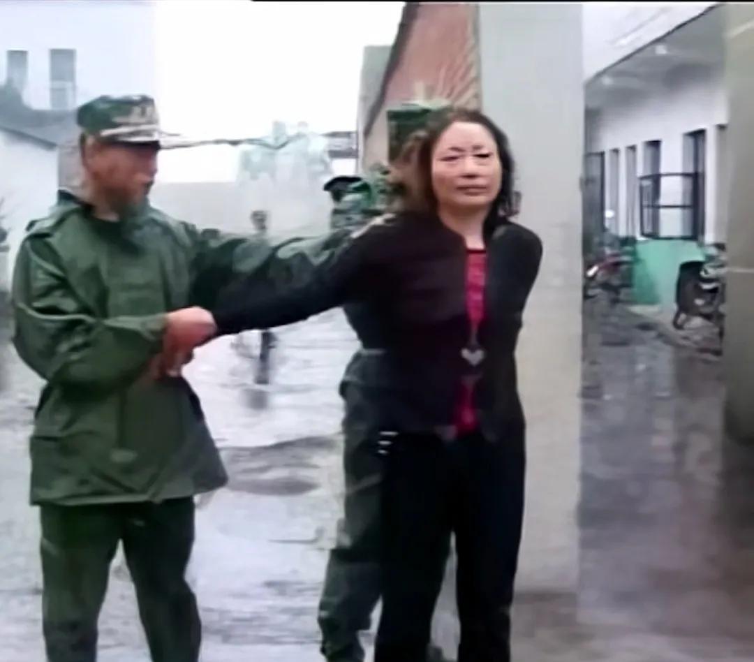 2006年，汝州看守所，郭秋红被验明正身，押赴刑场前，最后留下的影像，照片中的她