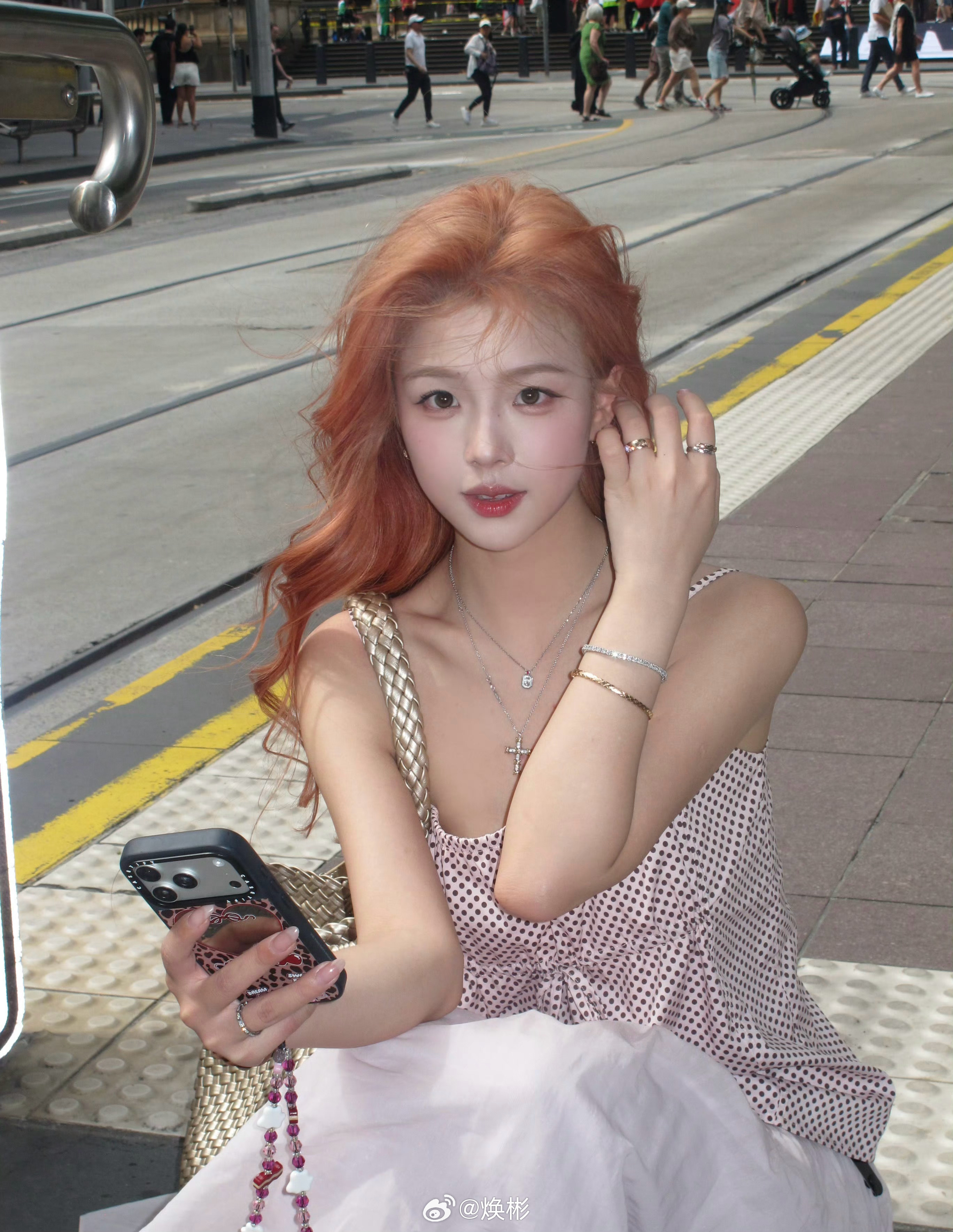 消费升级，香港满大街随处可见最新款的iPhone 17 Pro Max。 