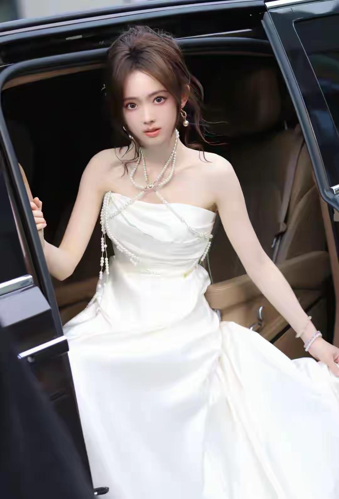 优雅出街，珍珠项链配白色礼服，尽显迷人魅力！💃✨说一句话鼓励自己的话 如何穿着