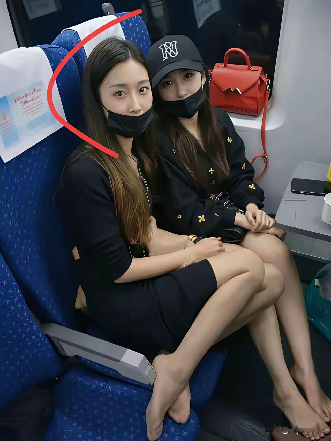 公共场合脱鞋真是太不文明了。两个美女上车后脱了鞋光着脚盘坐在座位上，真是让人大跌
