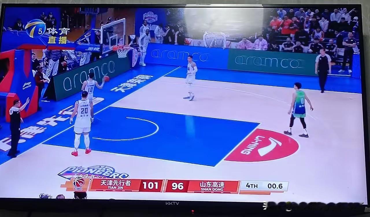 山东男篮上半场挖22分大坑下半场未能填平，天津男篮笑到最后收下年前最后一场胜利！
