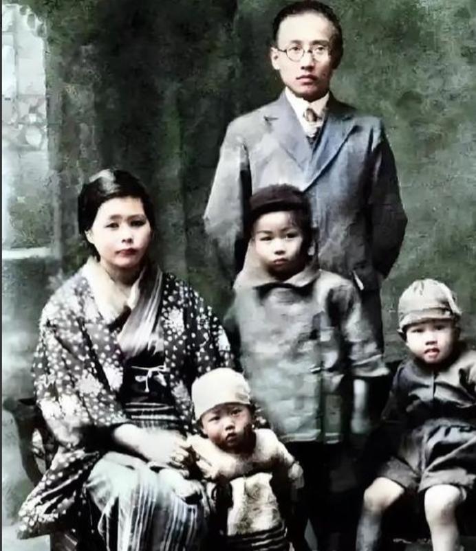 1978年，郭沫若在北京去世。最让人想不通的是，他在日本抛下的五个孩子，在佐藤富