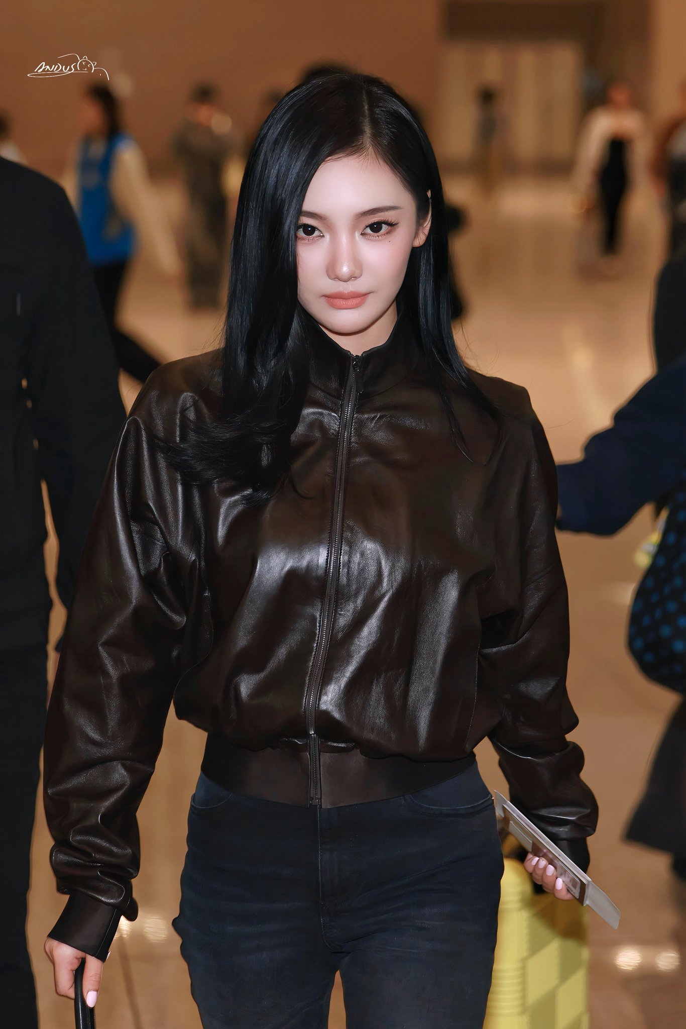 宁艺卓all black Look现身机场启程前往纽约，即将亮相顶级时尚盛会Me