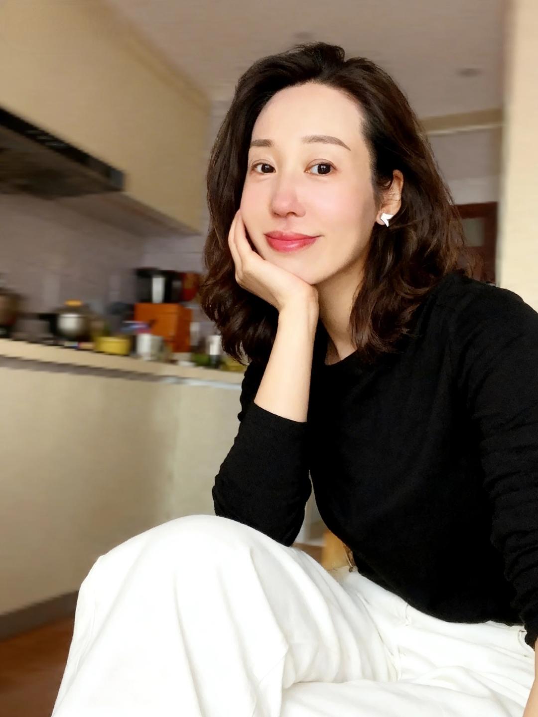 82年43岁
单身离异12年
有人问我后悔吗
我说不后悔结婚
也不后悔离婚

十