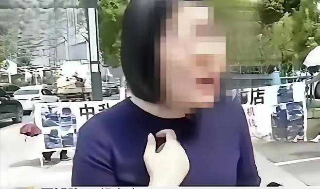 云南昆明，一女子花120多万买了一辆奔驰车，没曾想新车被送去贴膜时，4S店竟然私