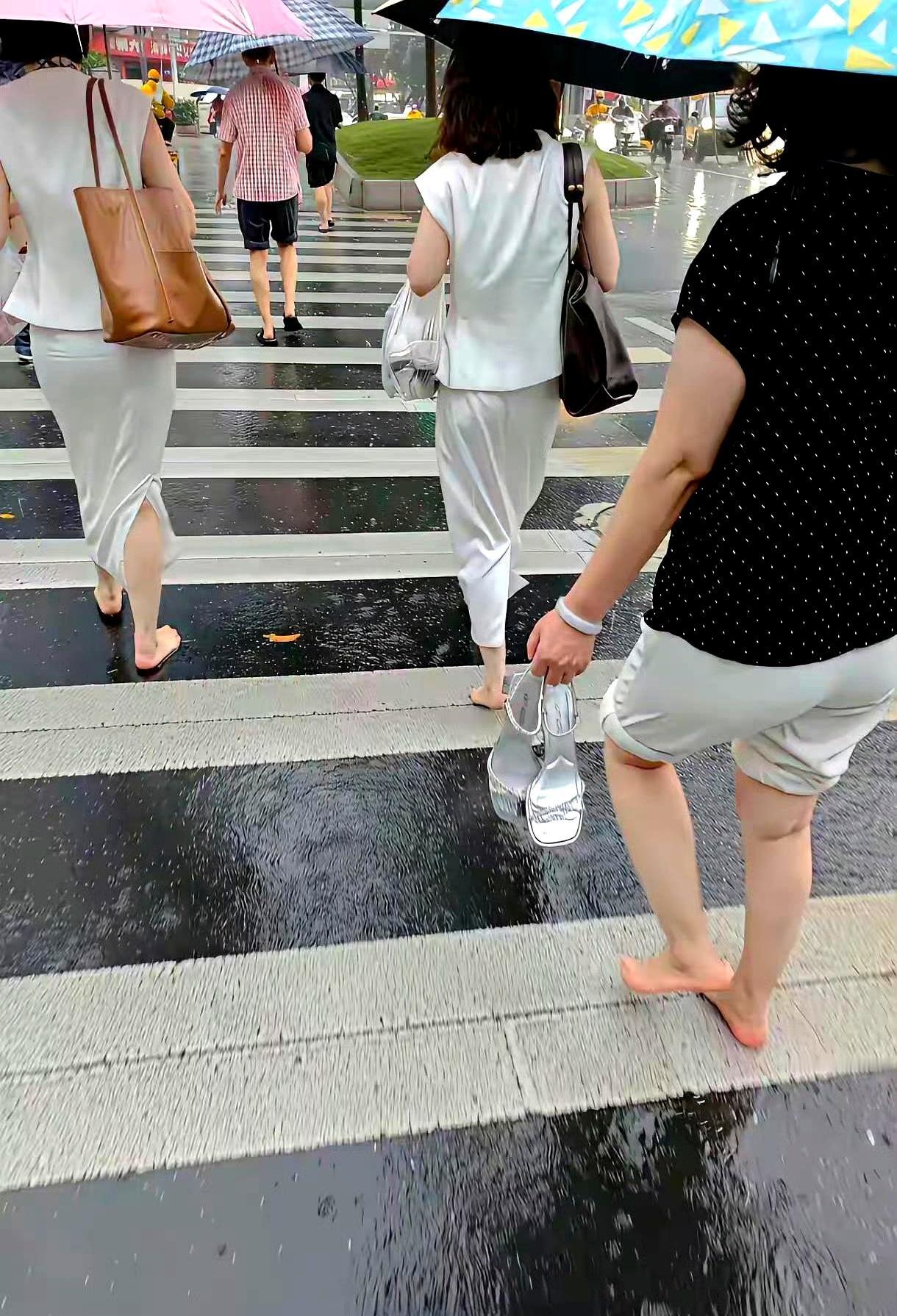 几千块的限量版大牌鞋，遇上突如其来的暴雨，你舍得让它秒变“泡水车”吗？
这几天雨