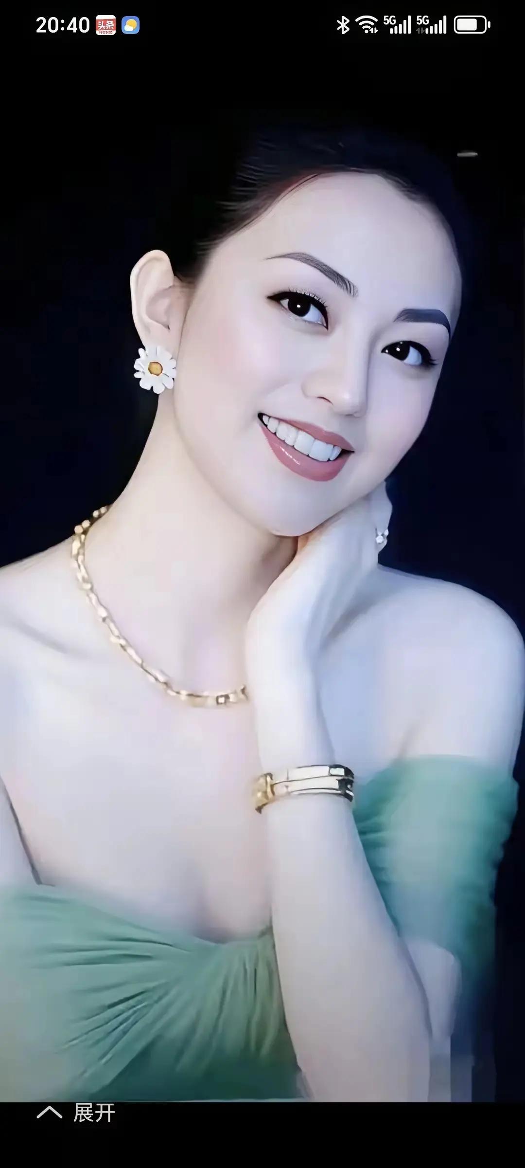 上联:一封情书传爱意，
下联:两心相悦心灵通。