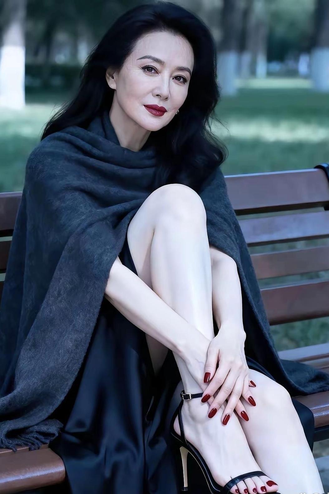 岁月原来真的可以优雅沉淀！
 
很多人总觉得美丽只属于年轻的时候，看到这张照片一