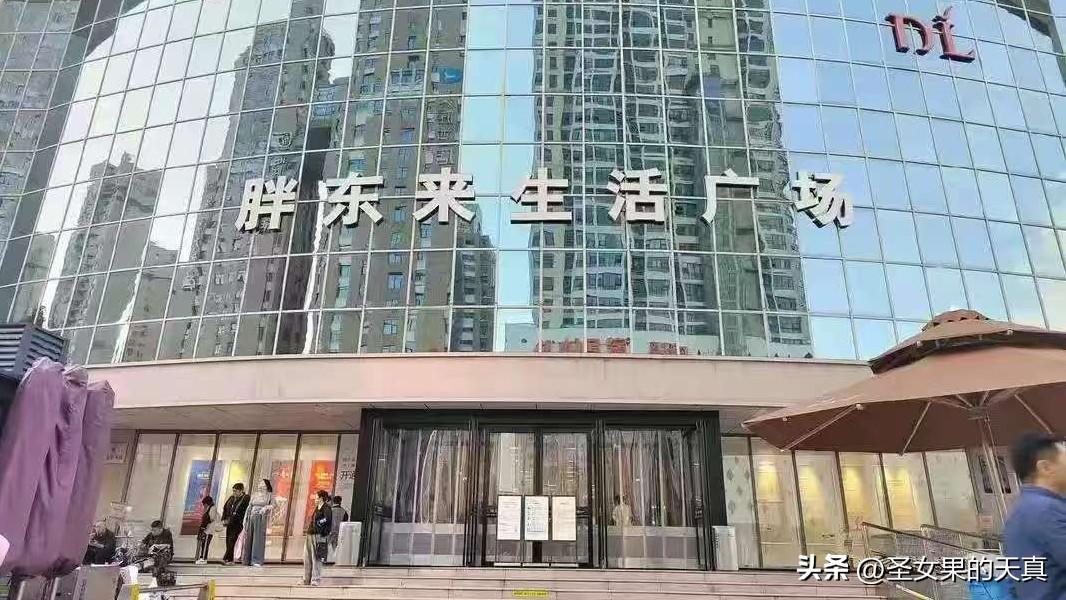 以为胖东来房东贪得无厌？别被带节奏了！算笔账：2.3万平一年2400万，每平每天