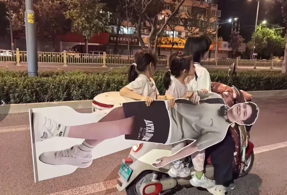 看到这幅图，这女孩父母地道的东哥粉丝，为了天天看到东哥，找网站定制樊振东人形立牌