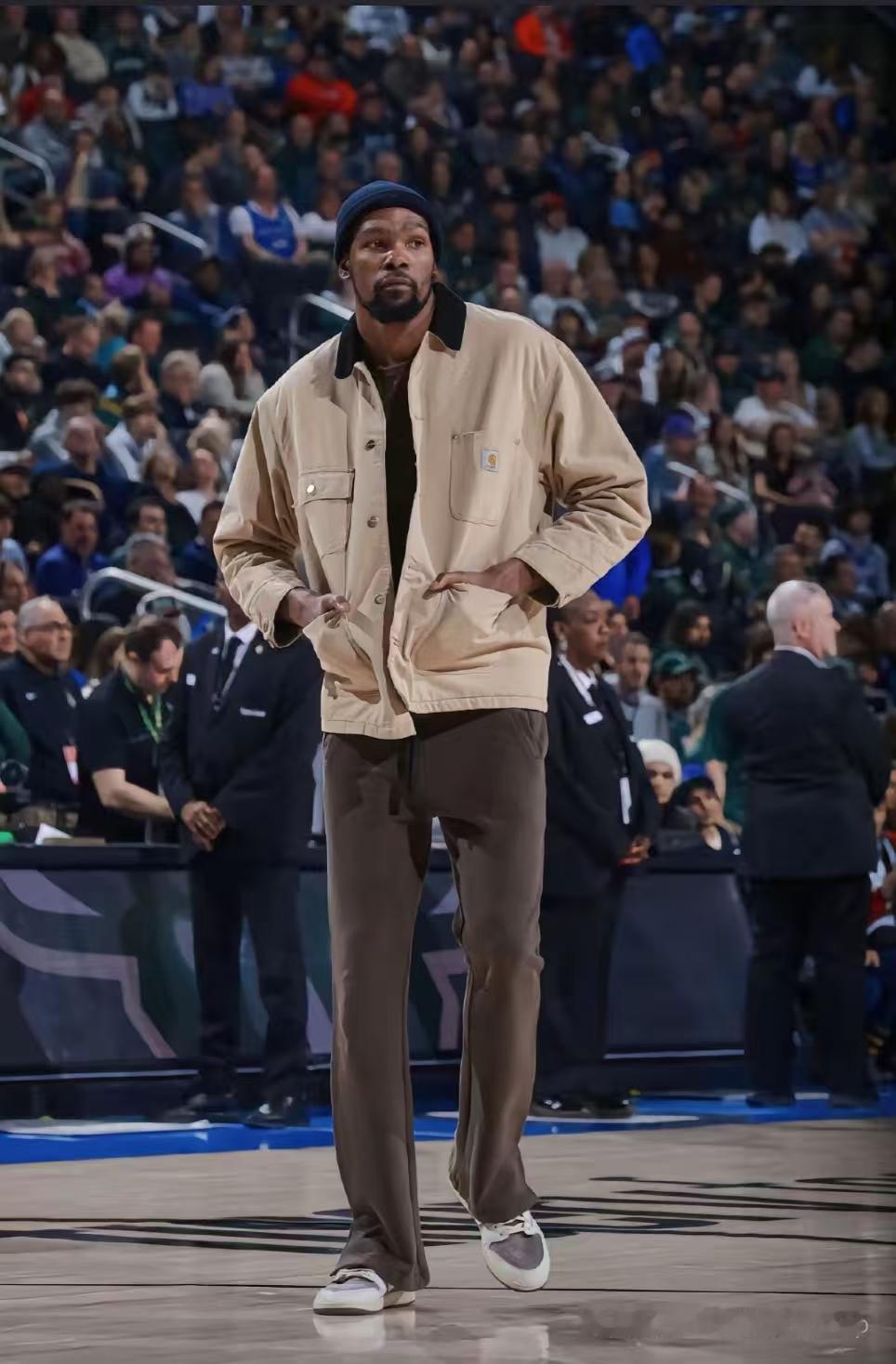 今年的NBA伤病简直太多了，再这么下去联盟要被伤病毁了。未来联盟应该缩减常规赛场