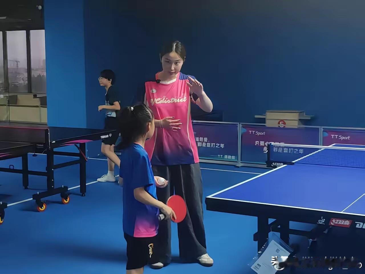 国乒女神钱天一开启人生新篇章！
她正式在自己的乒乓球俱乐部开课教学啦！曾是国家队