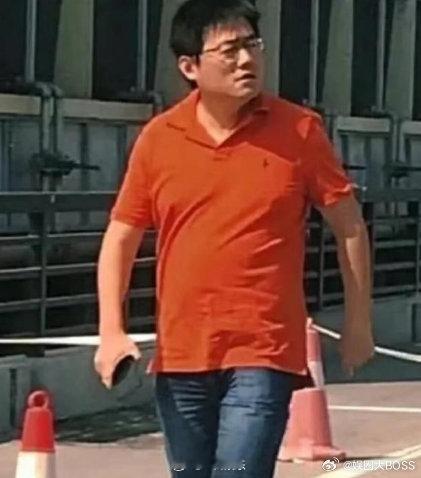 李飞怎么变这么薄一片了李飞瘦成这样了  李飞就这样从图一瘦成了现在这样，不管怎样