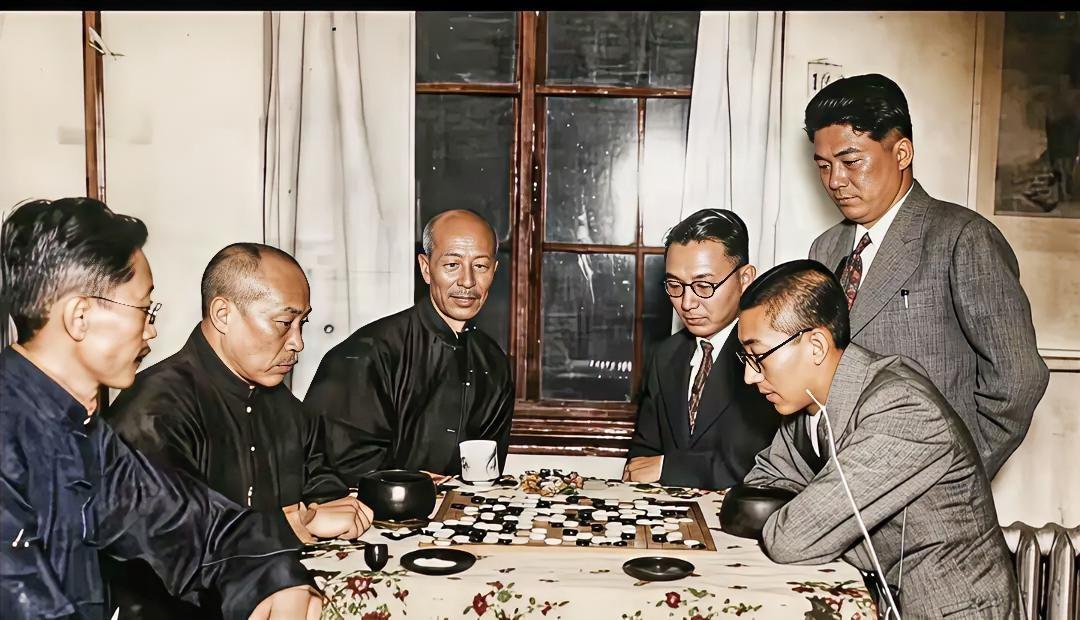这是一张不多见的照片，她是关于民国总理段祺瑞和围棋大师吴清源下围棋的照片。
  