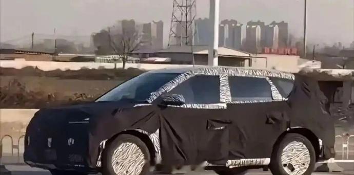 小米三款新车齐曝光 应该是YU9、YU7 GT和SU7 L。YU9是一款大车，定