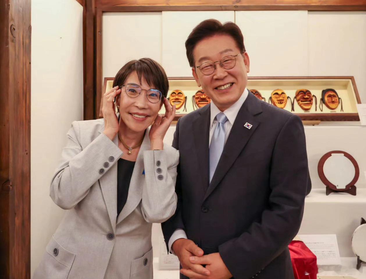 高市早苗访问韩国，与李在明交流。 