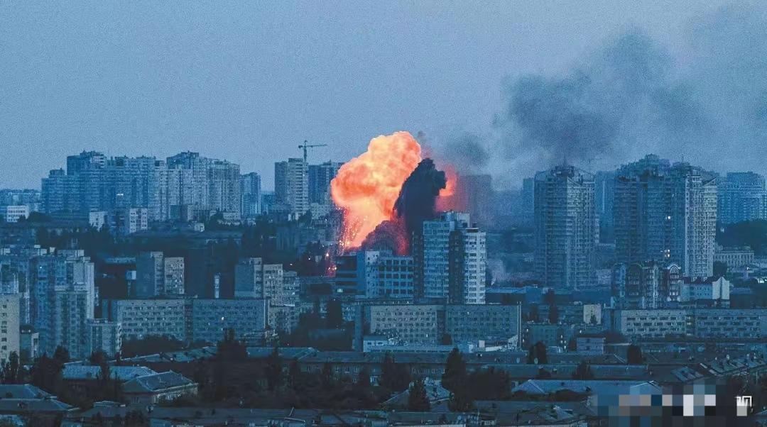 凌晨1点多爆炸接连响起，基辅这一夜，天没亮先烧红了！
        7月29日