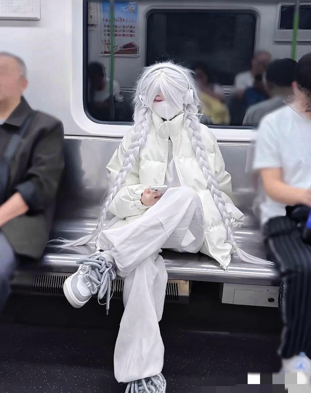 cosplay究竟是病态美还是我欣赏不来，要是我的孩子穿成这样我都不会让她出门。