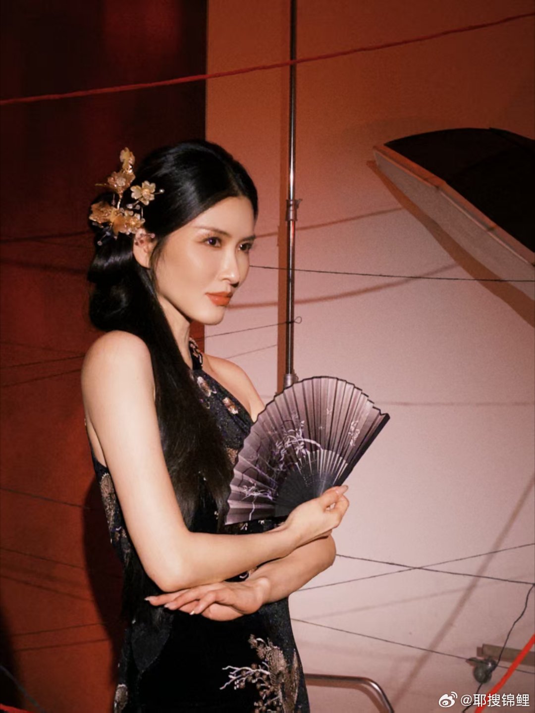 徐洁儿四公旗袍妆造徐洁儿浪姐四公旗袍妆造黑蕾丝纹路细腻优雅，金钗亮眼折扇温润，布