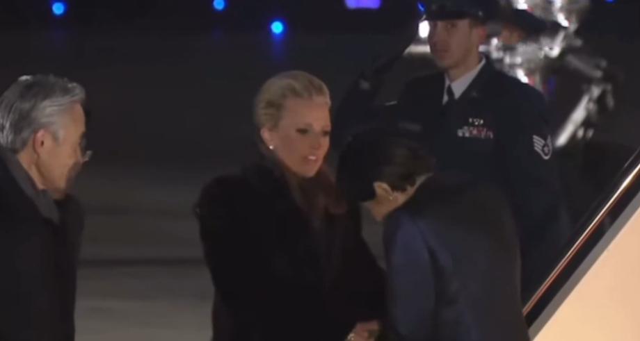 一位金发女士在机场迎接日本首相！
3月18日深夜，日本首相启程前往美国华盛顿，开