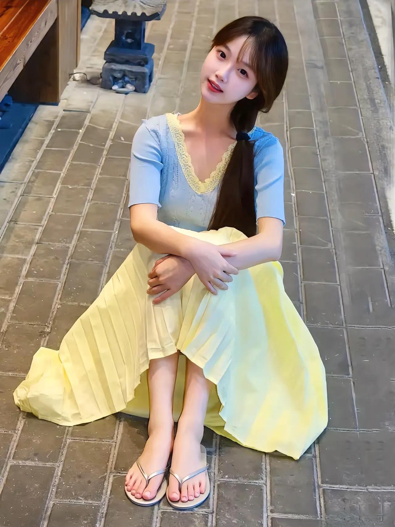 这么清秀的女孩，脚丫子也这么小巧精致。