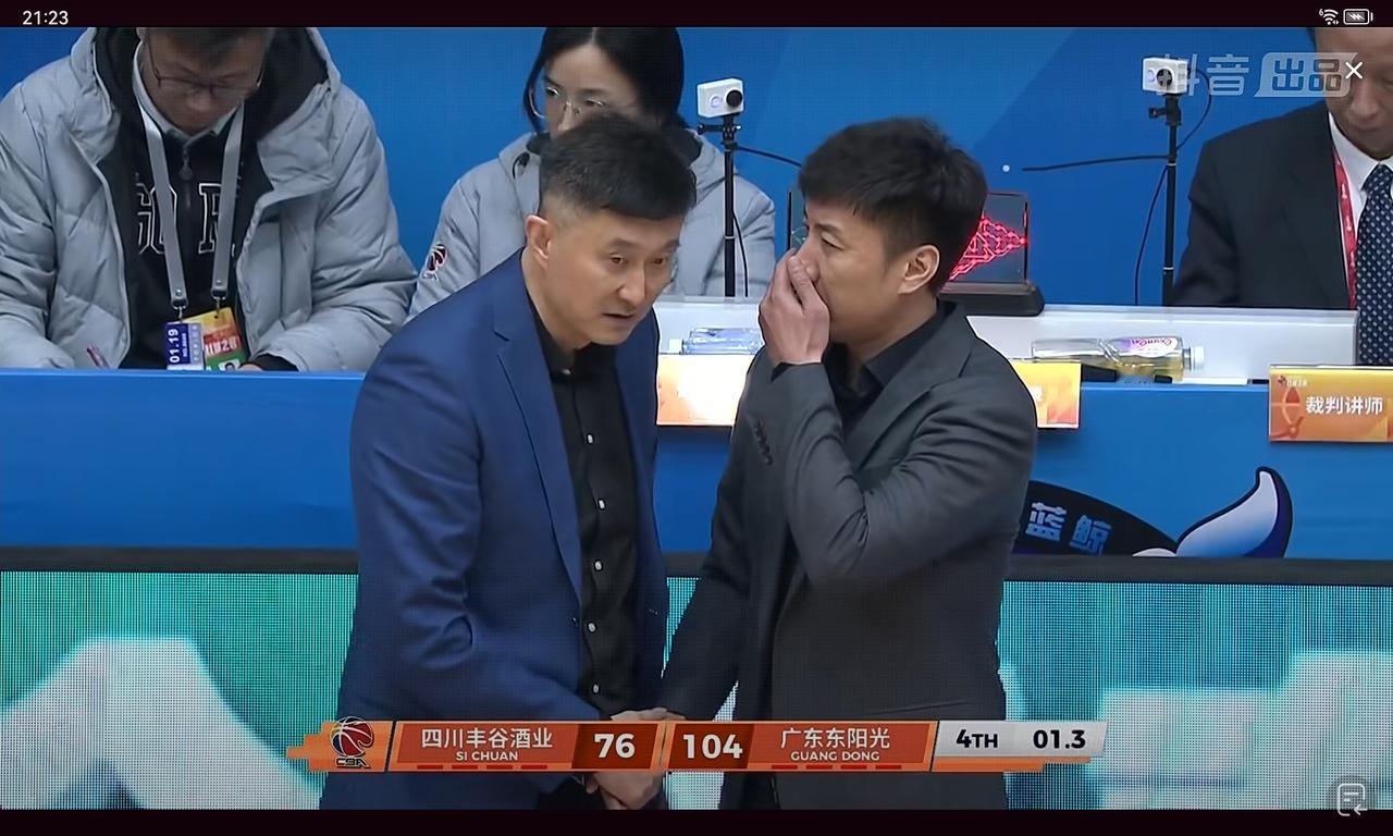 韩硕捂嘴和杜锋私聊，这究竟有什么私密话呢？

广东队104:76赢四川，对方外援