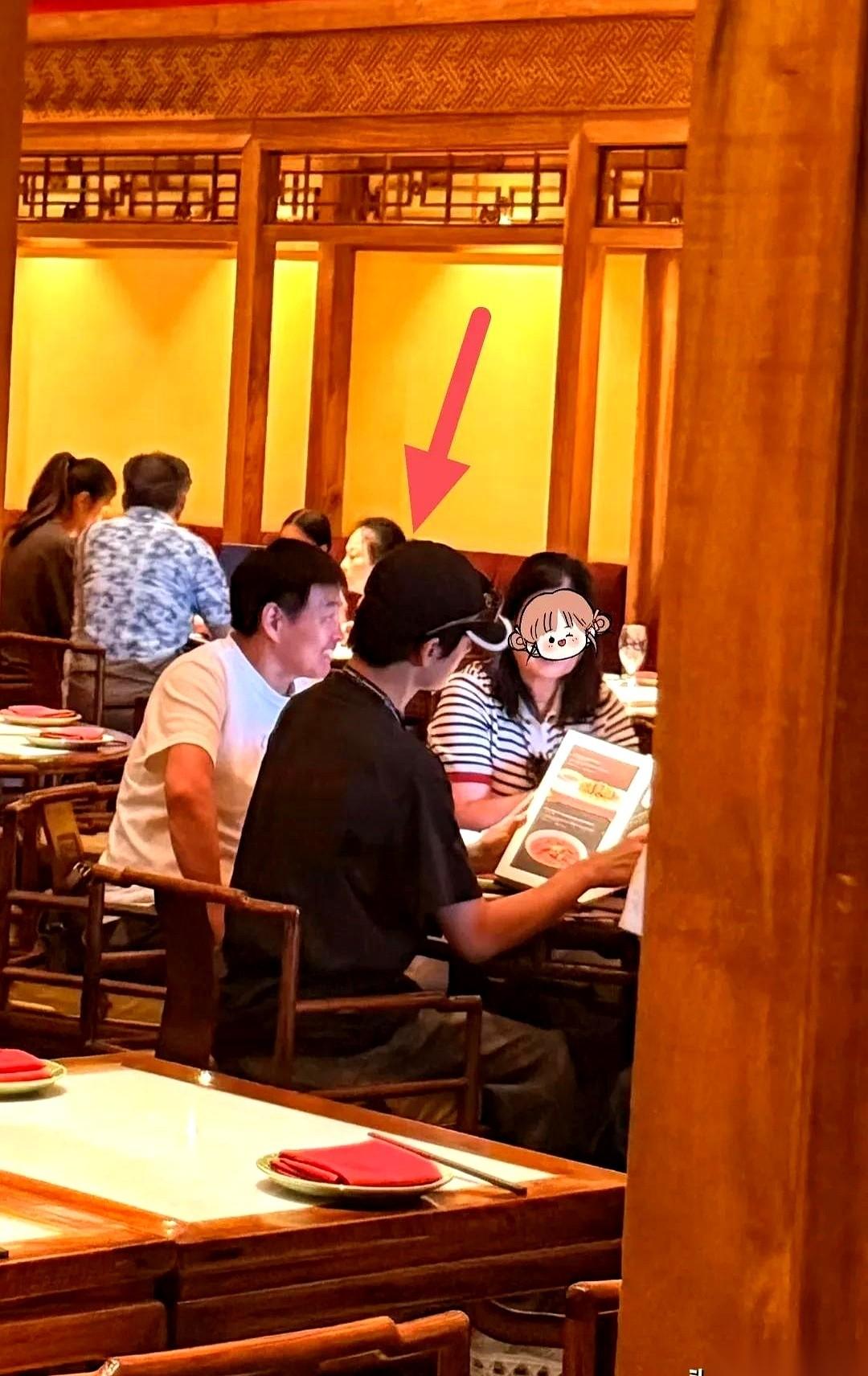 洛杉矶一家中餐厅的过道旁，两张如同用同一张图纸打模出来的侧脸，直愣愣地闯进邻桌食