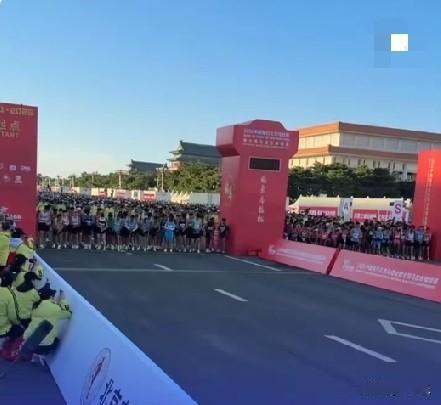 10月18日，北京，2026北京马拉松今日鸣枪起跑，47岁女子坚持跑步6年，身材