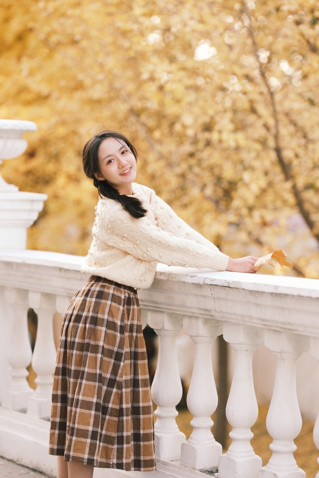 张格，白毛衣格子裙，青春甜美的麻花辫少女。张格