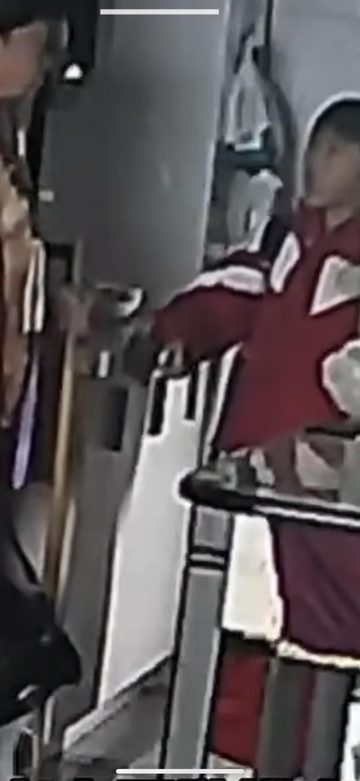 1月23日贵州，男孩放学回家被老人尾随进家门，因力气不及对方被强硬跟进屋，男孩拿