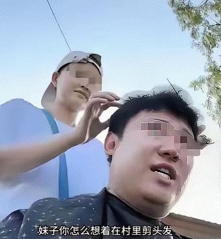 湖北仙桃街头，8元一次的平价理发，竟能换来8万元的暖心转账！
 
这家不起眼的露