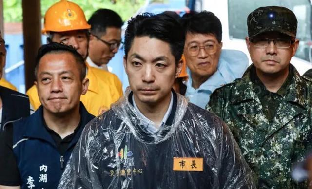 蒋万安这个市长还穿着工作服去捡树枝，看来他这个市长不仅得有才还得会干活。