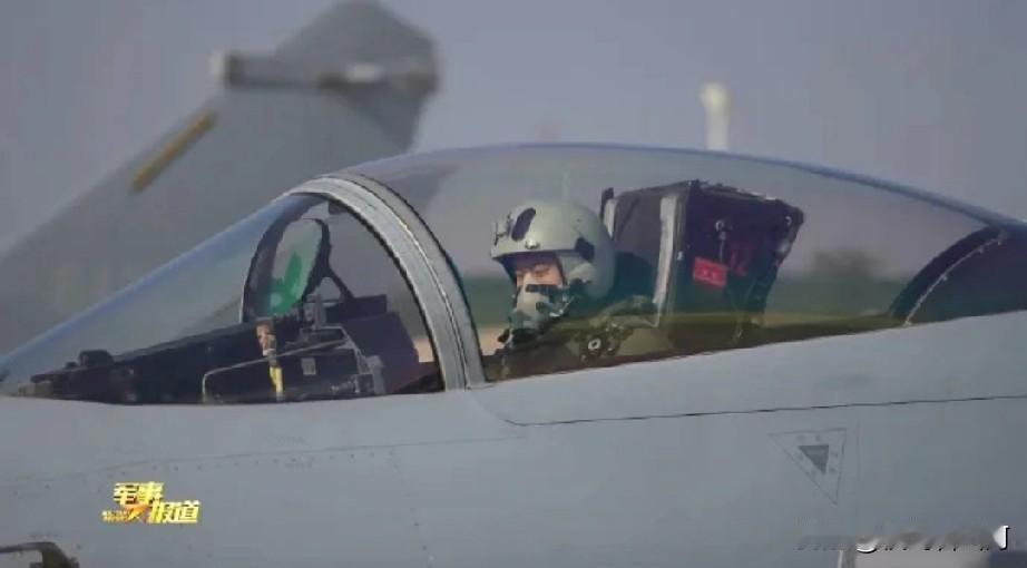 歼10的新“配件”出镜率挺高
 
歼10系列全面换装的新型衍射平显，堪称空中作战