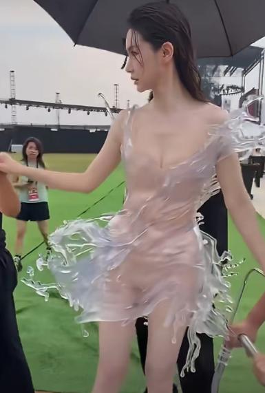 “这和裸奔有什么区别？”——戚薇身着一件3D打印水花裙亮相武汉，全身透明、内嵌金