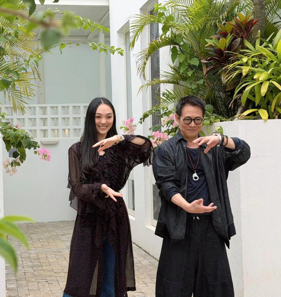 他太有福气了，生了三个闺女，63岁年龄依旧帅气如初。
李连杰和女儿在家里晒合照，