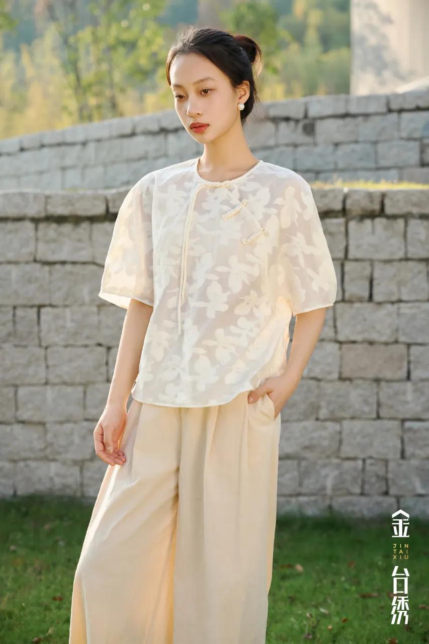 听风入夏
花影提花，流影织光
酷感醇色，舒意漫游
上衣
裤子
小姐姐轻熟减龄穿搭