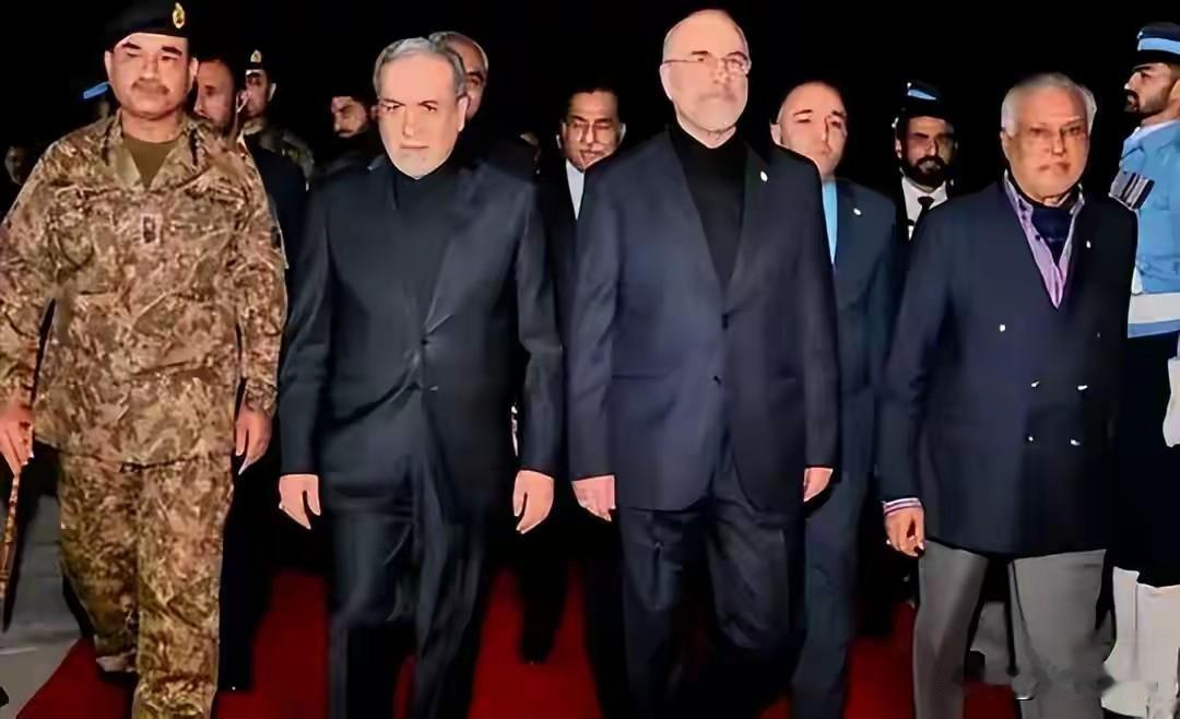 最近中东最有意思的一幕，压根不是美伊吵来吵去，而是谈判谈崩之后，一场实打实的空中