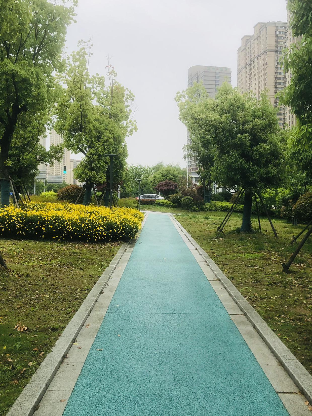 我的今日状态：😁轻松愉快
我这里的天气：🌧下雨
常州今天阴天，有阵雨，雨不大