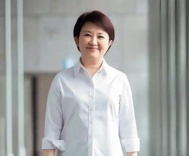 卢秀燕：蓝营人气王，但"大位"这碗饭没那么好吃，深蓝嫌她不够红，党内又各怀心思—